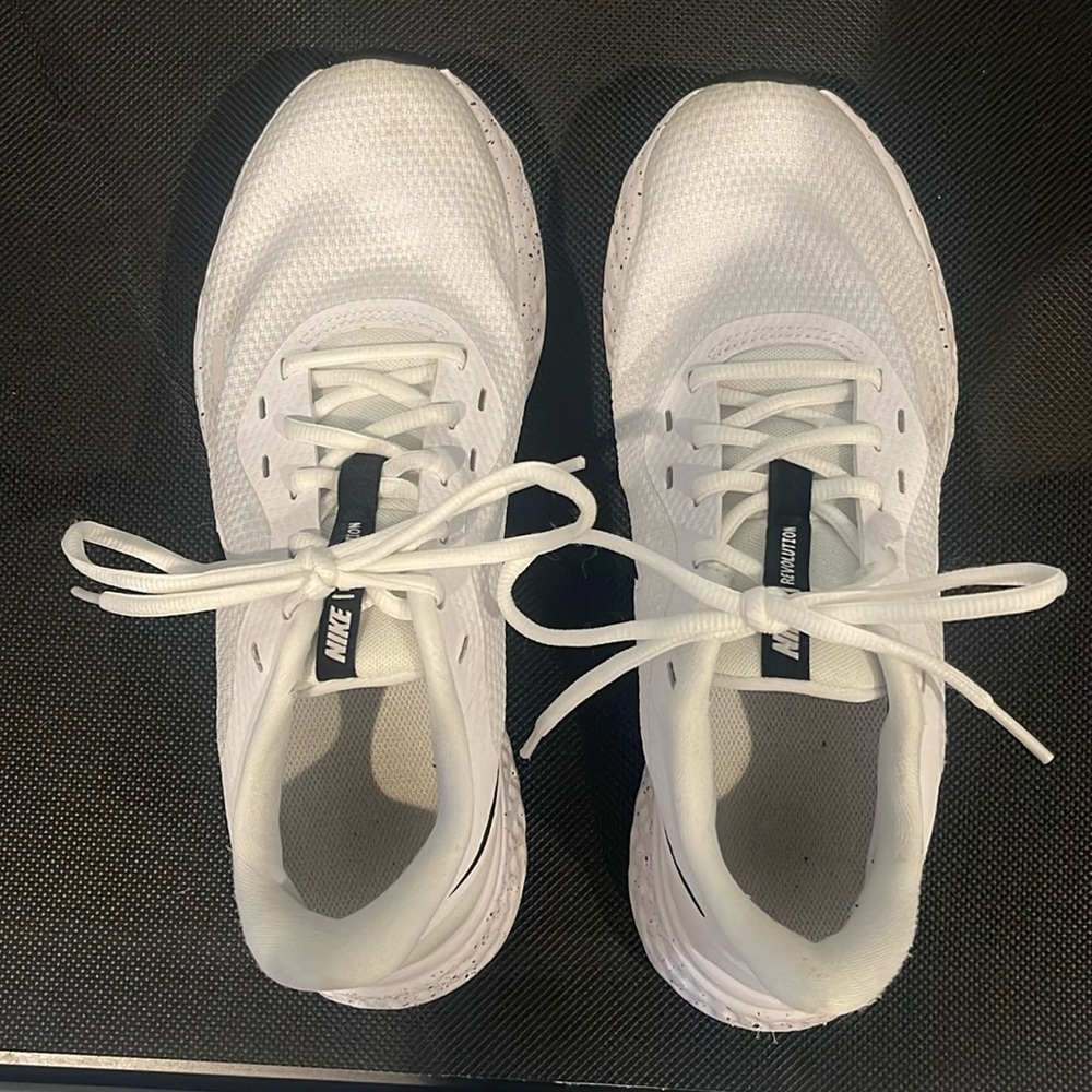 Nike women’s revolution 6
